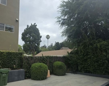 2500 Hyperion Avenue - Photo Thumbnail 16