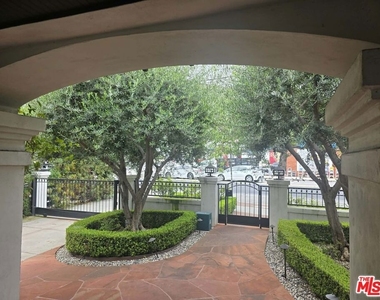 2500 Hyperion Avenue - Photo Thumbnail 2