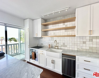 999 N Doheny Drive - Photo Thumbnail 1