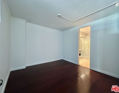 999 N Doheny Drive - Photo Thumbnail 2