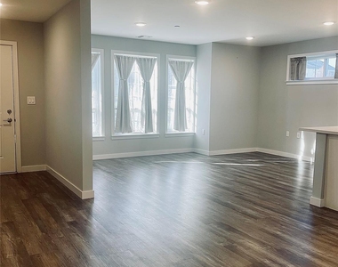 221 Eastview Drive - Photo Thumbnail 5