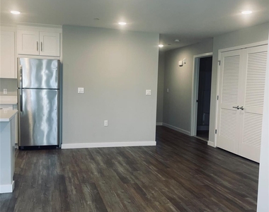 221 Eastview Drive - Photo Thumbnail 4