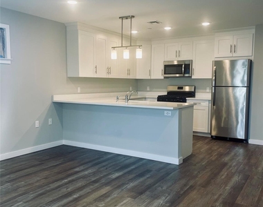 221 Eastview Drive - Photo Thumbnail 3