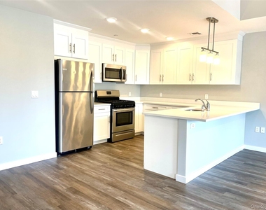 221 Eastview Drive - Photo Thumbnail 3