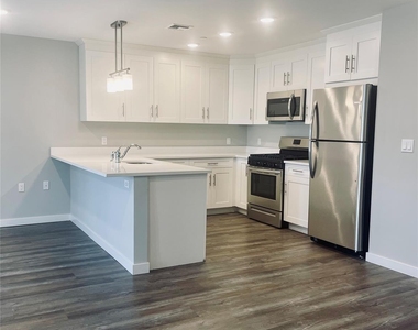 221 Eastview Drive - Photo Thumbnail 2