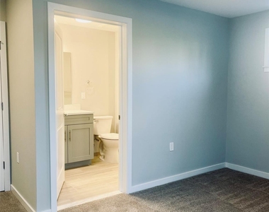 221 Eastview Drive - Photo Thumbnail 7