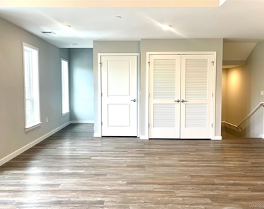 221 Eastview Drive - Photo Thumbnail 10