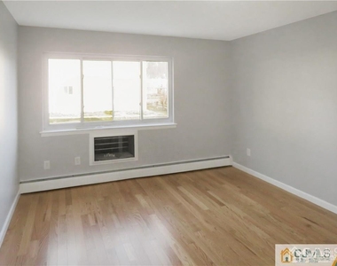 13 Lake Avenue - Photo Thumbnail 6