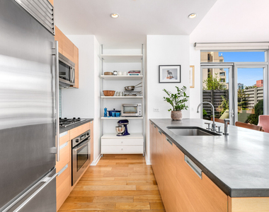 310 W 52nd Street - Photo Thumbnail 4