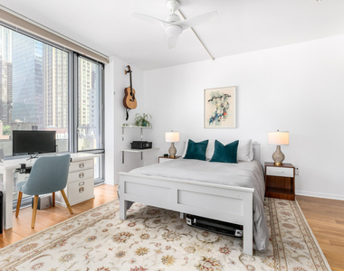 310 W 52nd Street - Photo Thumbnail 5