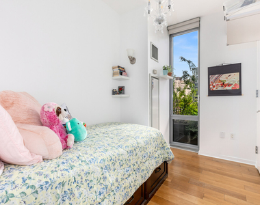 310 W 52nd Street - Photo Thumbnail 7