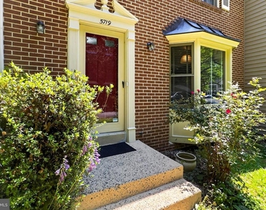 5719 Oakshore Court - Photo Thumbnail 4