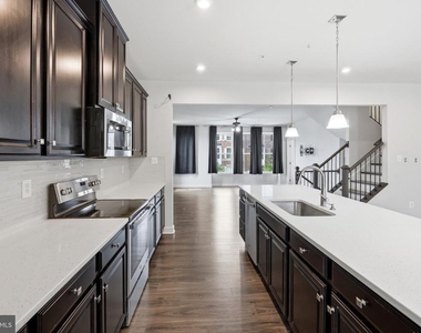 5714 Richmanor Terrace - Photo Thumbnail 8