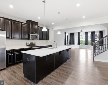 5714 Richmanor Terrace - Photo Thumbnail 9