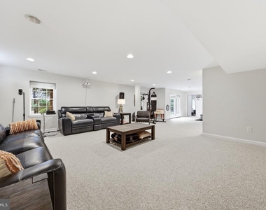 3852 Glasgow Way - Photo Thumbnail 32