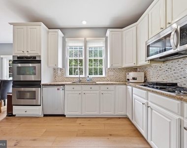 3852 Glasgow Way - Photo Thumbnail 12
