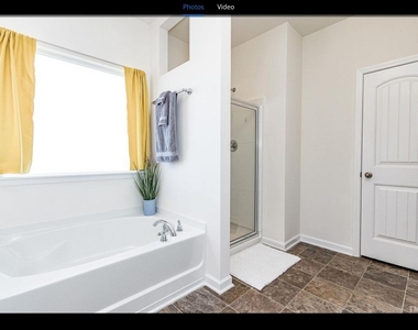 805 Scarlet - Photo Thumbnail 11