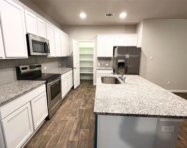 105 Naset Dr - Photo Thumbnail 11