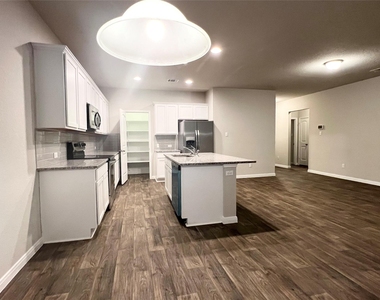 105 Naset Dr - Photo Thumbnail 5