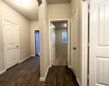 105 Naset Dr - Photo Thumbnail 3