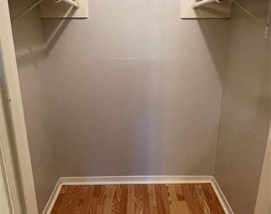 2304 Barton Village Cir - Photo Thumbnail 6