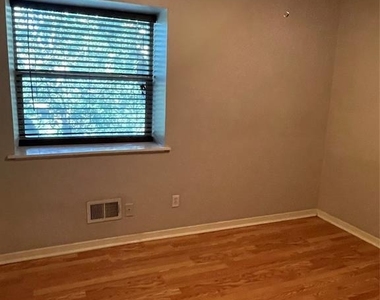 2304 Barton Village Cir - Photo Thumbnail 3