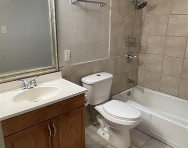 2304 Barton Village Cir - Photo Thumbnail 7