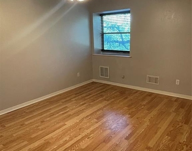 2304 Barton Village Cir - Photo Thumbnail 4