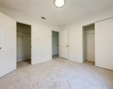 1702 Ireland Dr - Photo Thumbnail 12
