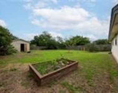 1702 Ireland Dr - Photo Thumbnail 24