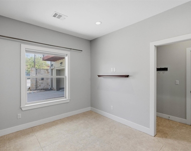 1315 W Anderson Ln - Photo Thumbnail 8