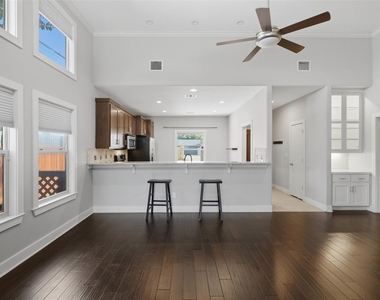 1315 W Anderson Ln - Photo Thumbnail 15