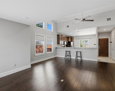 1315 W Anderson Ln - Photo Thumbnail 10