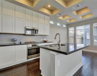900 Banyon St - Photo Thumbnail 2