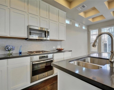 900 Banyon St - Photo Thumbnail 4
