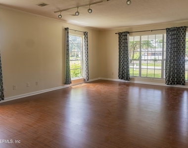 5039 Winchester Drive S - Photo Thumbnail 4