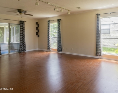 5039 Winchester Drive S - Photo Thumbnail 3