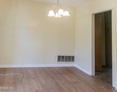 5039 Winchester Drive S - Photo Thumbnail 5