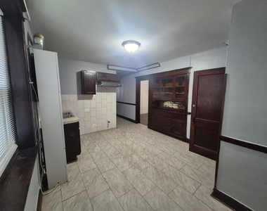 2813 S Lawndale Avenue - Photo Thumbnail 9