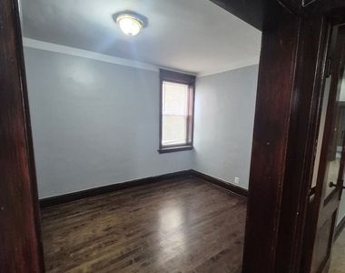 2813 S Lawndale Avenue - Photo Thumbnail 4