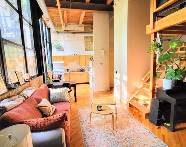 226 N Clinton Street - Photo Thumbnail 5