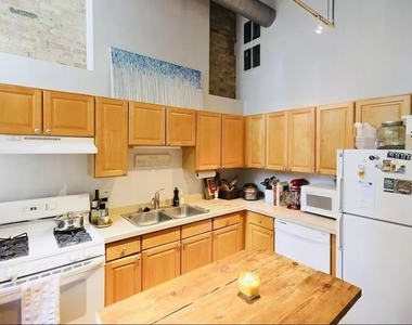 226 N Clinton Street - Photo Thumbnail 2