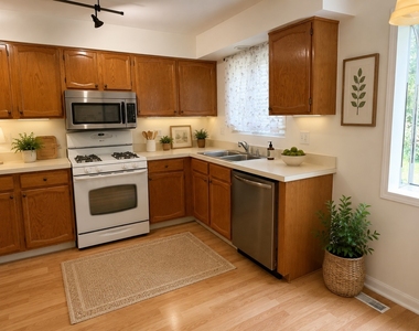 986 West Court - Photo Thumbnail 4