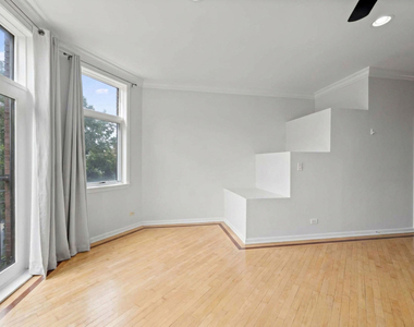1755 N Artesian Avenue - Photo Thumbnail 4