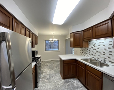 905 Knottingham Drive - Photo Thumbnail 8