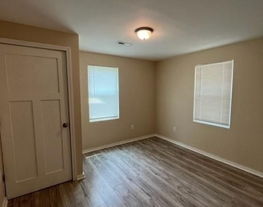 1433 Helon Street - Photo Thumbnail 4