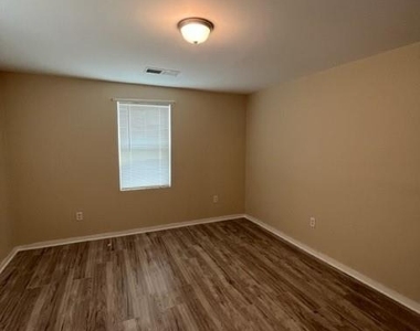 1433 Helon Street - Photo Thumbnail 5