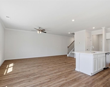 1404 Gray Branch Drive - Photo Thumbnail 4