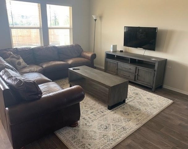 203 Comal Drive - Photo Thumbnail 2