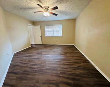 10826 Laureldale Court - Photo Thumbnail 11